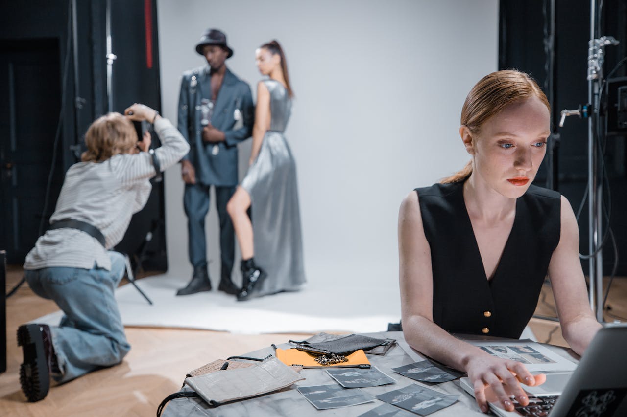 Como funciona o contrato com uma agência de modelos? Entenda os termos