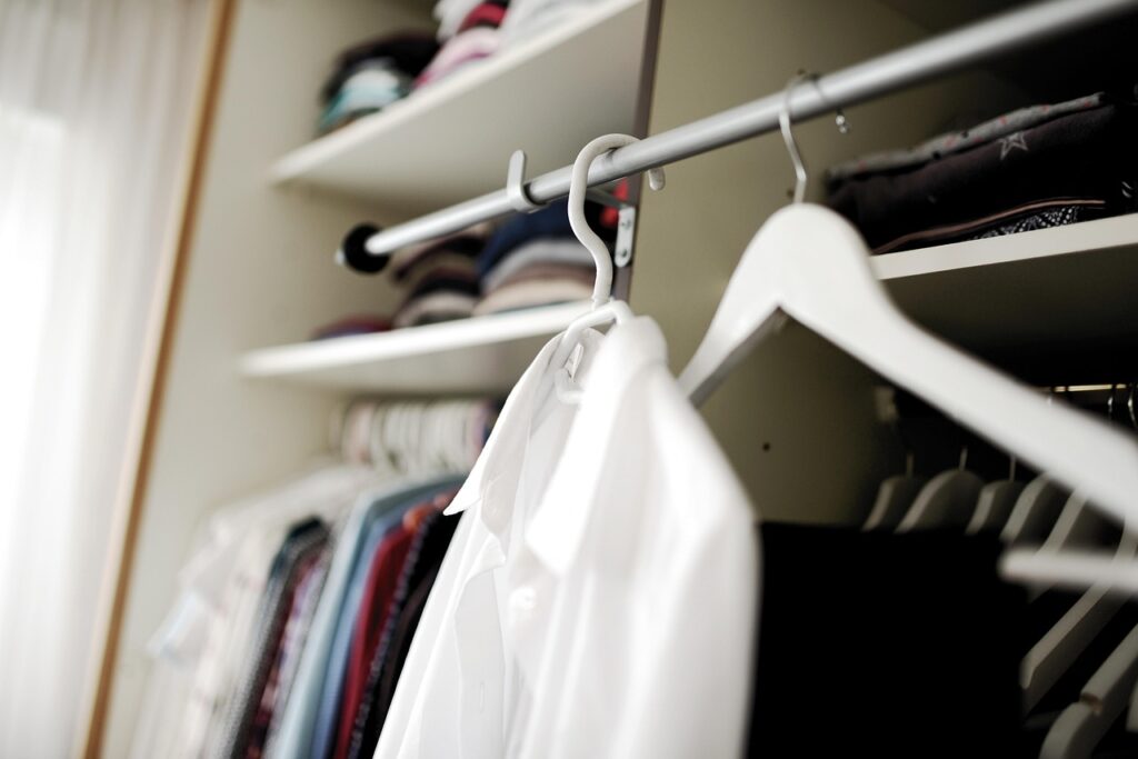 Como usar camisa masculina no estilo casual chic